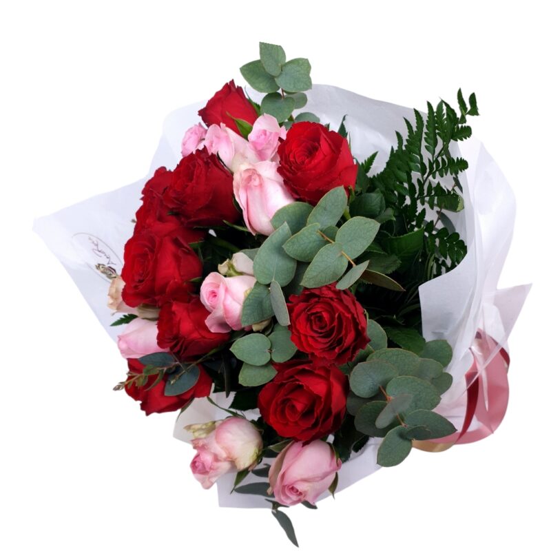 Rød og rosa rosebukett med grønt