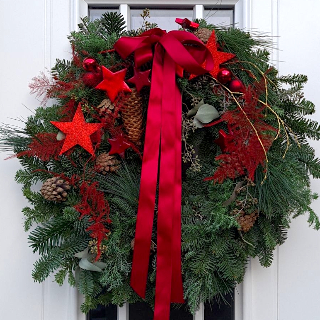 Dørkrans med rød dekor og vintergrønn