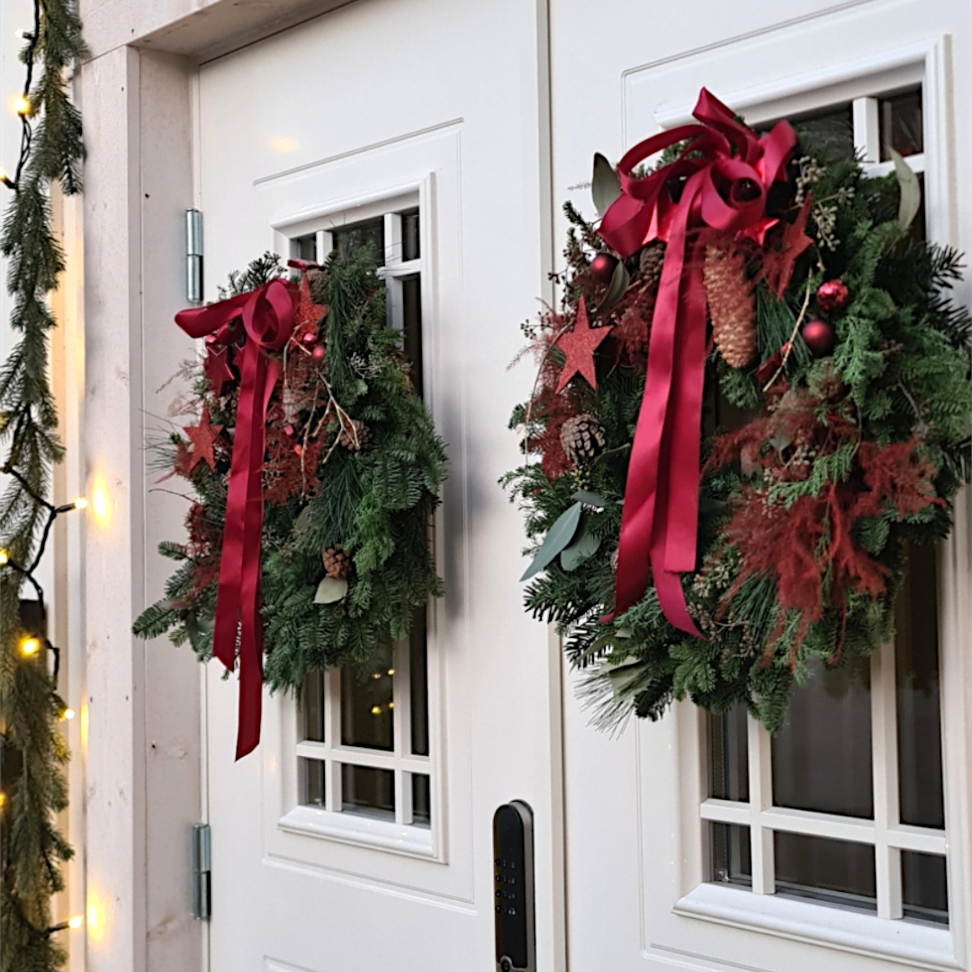 Dørkrans med rød dekor og vintergrønn - Bilde 3